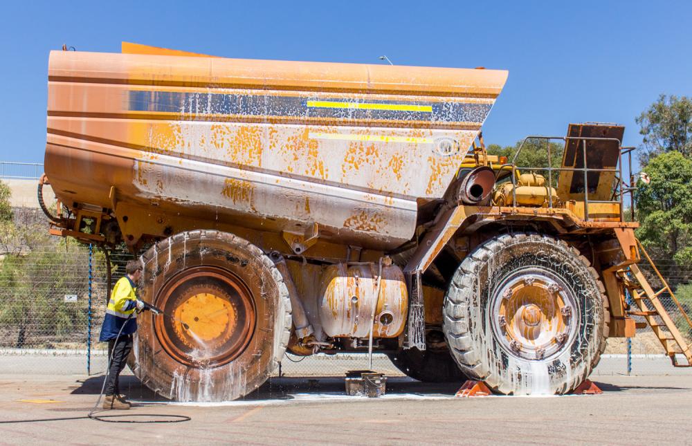 foam pressure cleaning mining truck