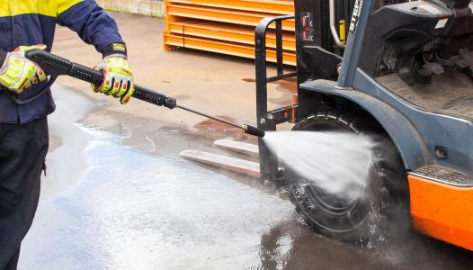 Multireg Adjusted to a Wide Angle Pressure Washing a Forklift Tyre